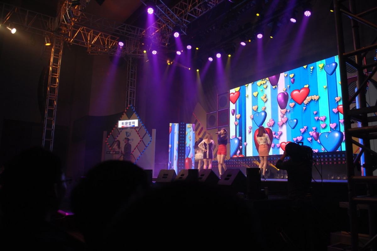 K-pop artist interacting with fans, global fan community