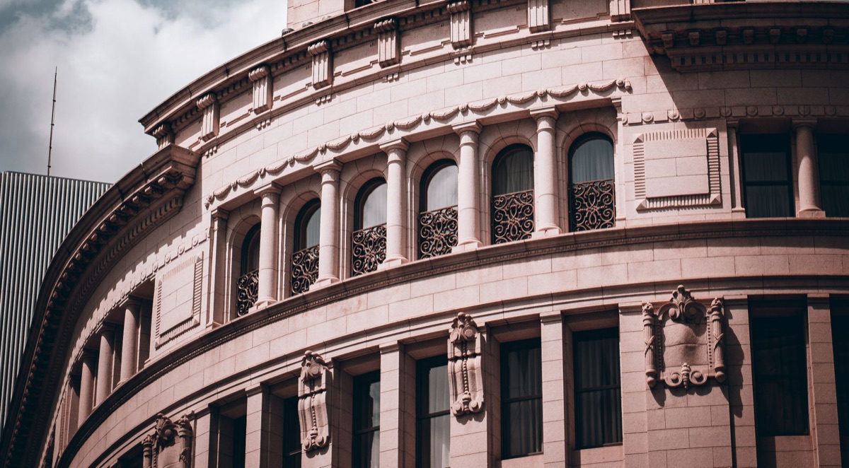 Edificio de la Bolsa de Tokio con el estandarte japonés