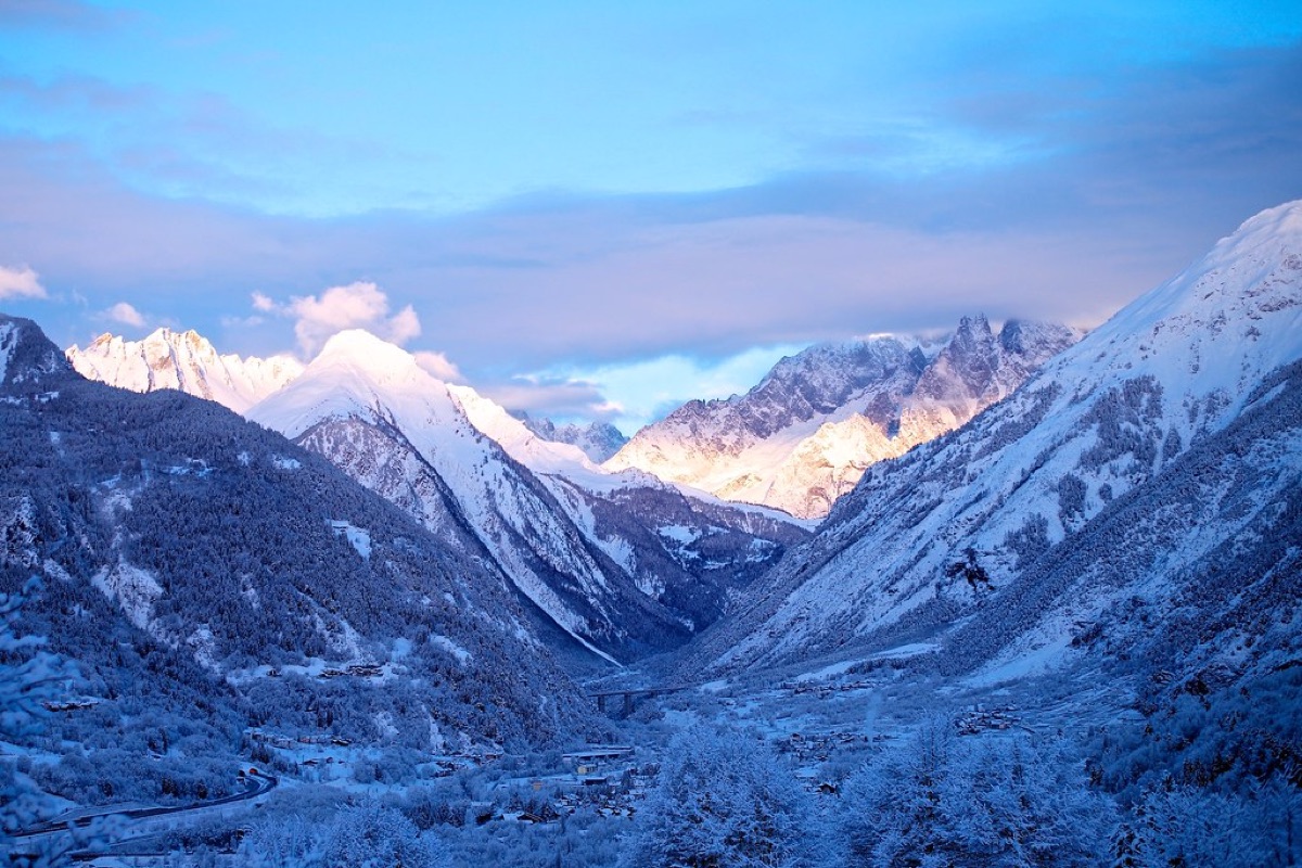 nieseko snowy mountains