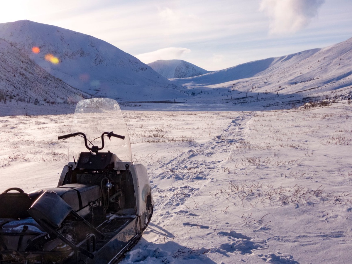 calle de nieve con trazado de snowmobile