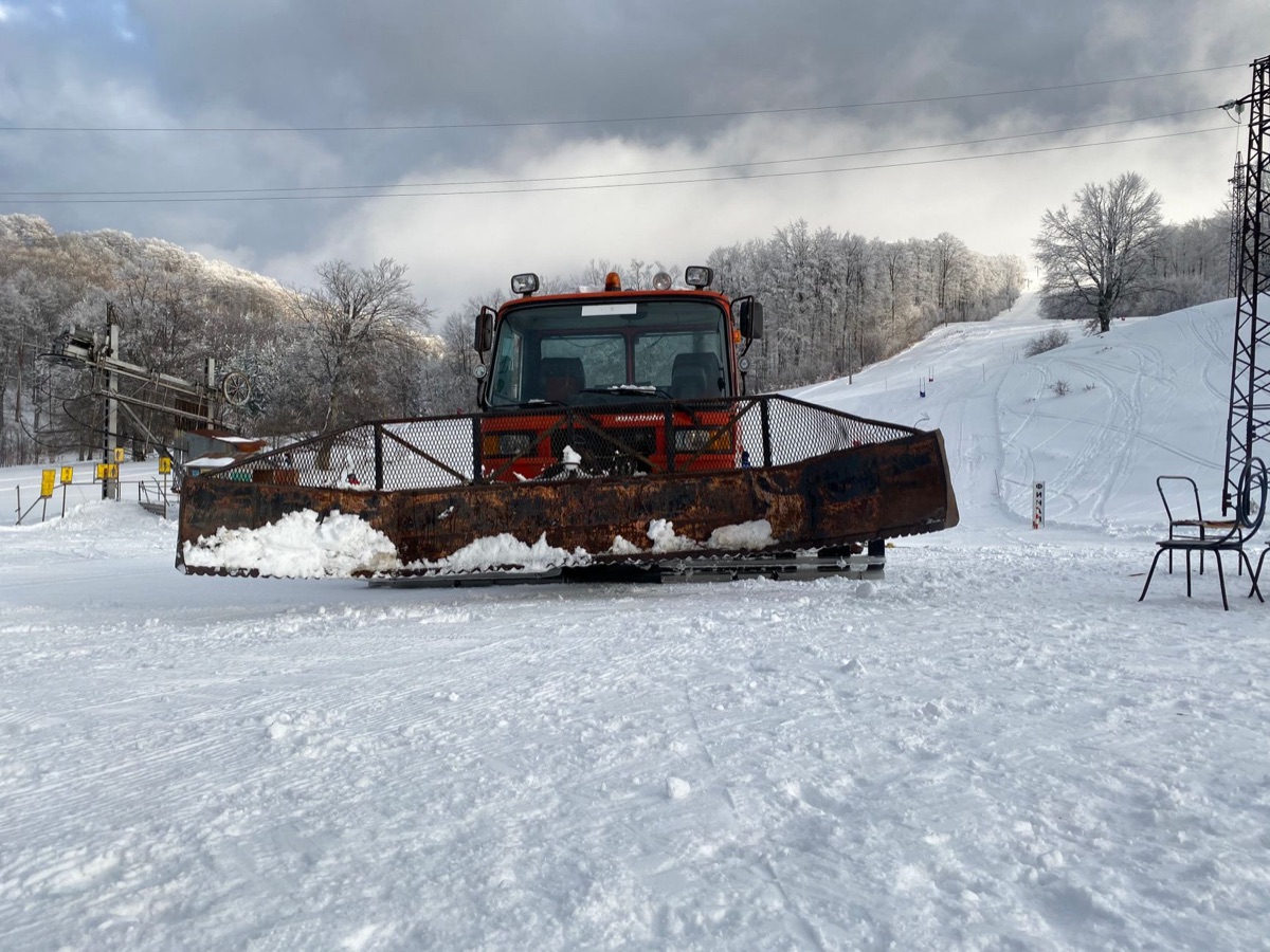 calle de nieve con limpiapistas