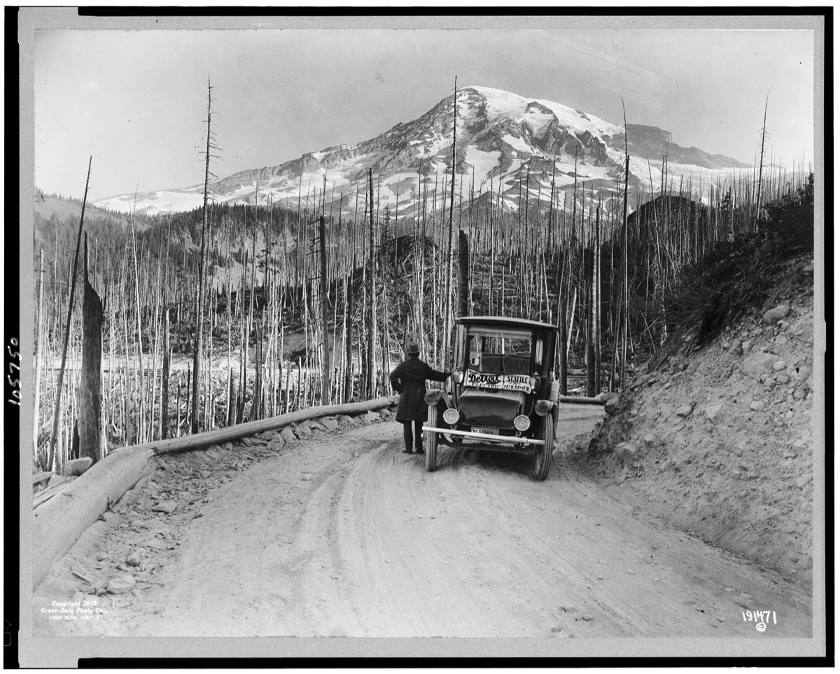estrada de monte coberta de neve