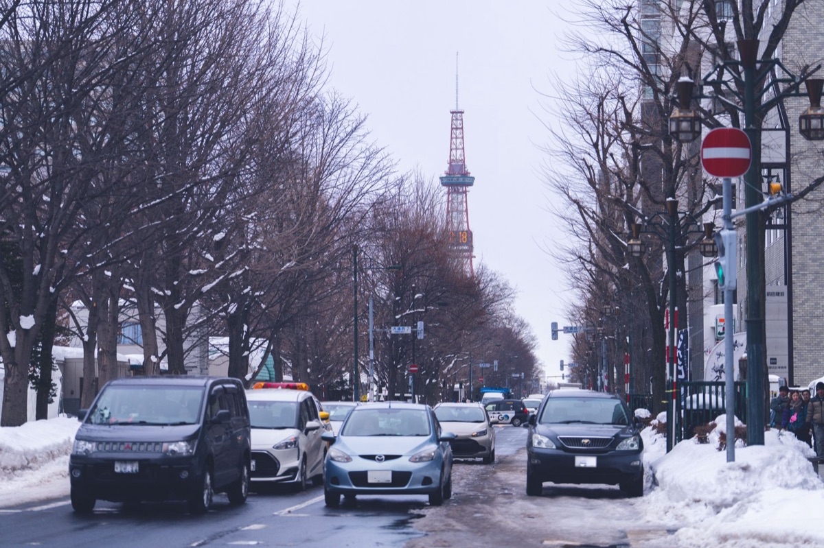 coche de alquiler estacionado en hokkaido