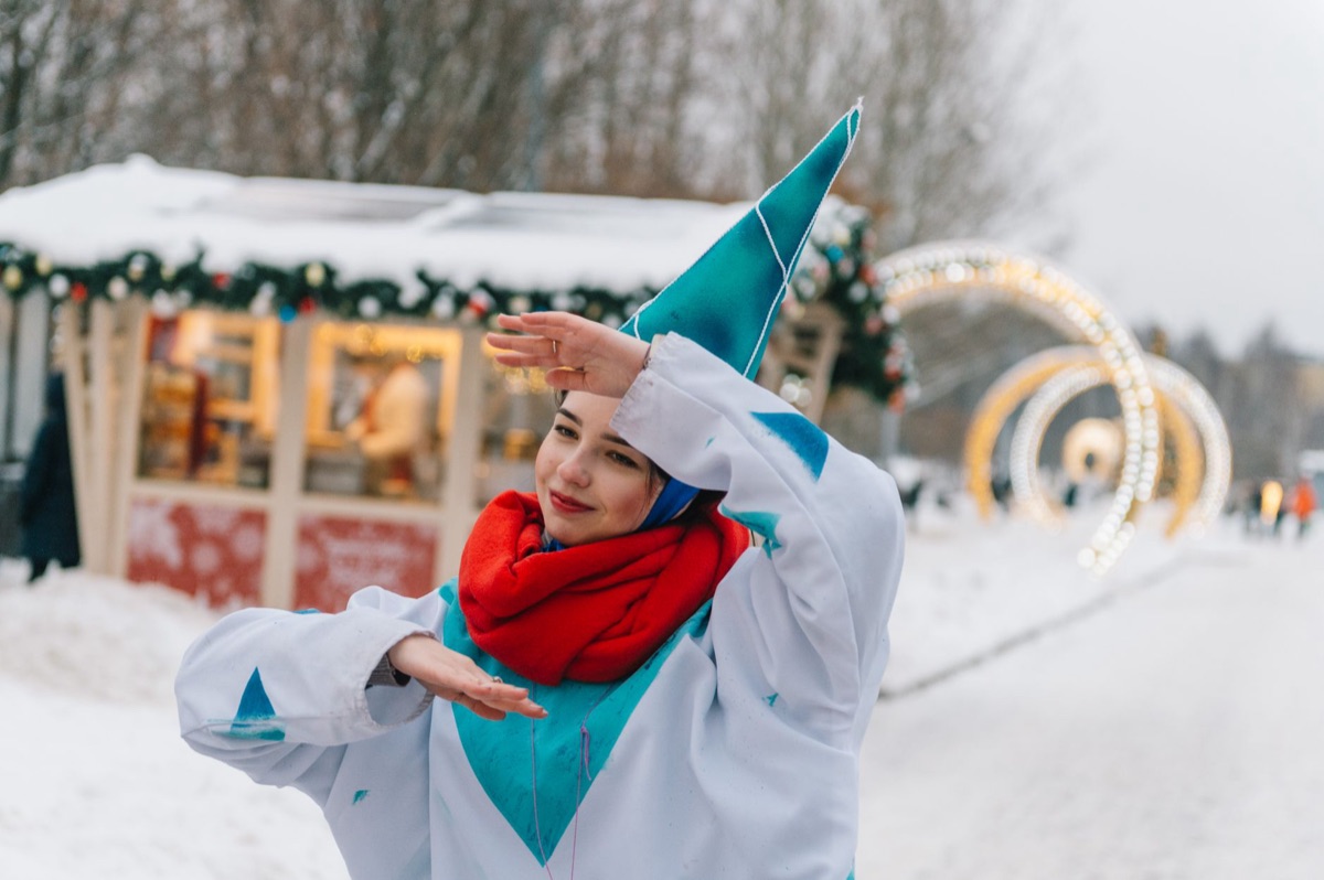 visitantes en ropa tradicional en festival de nieve