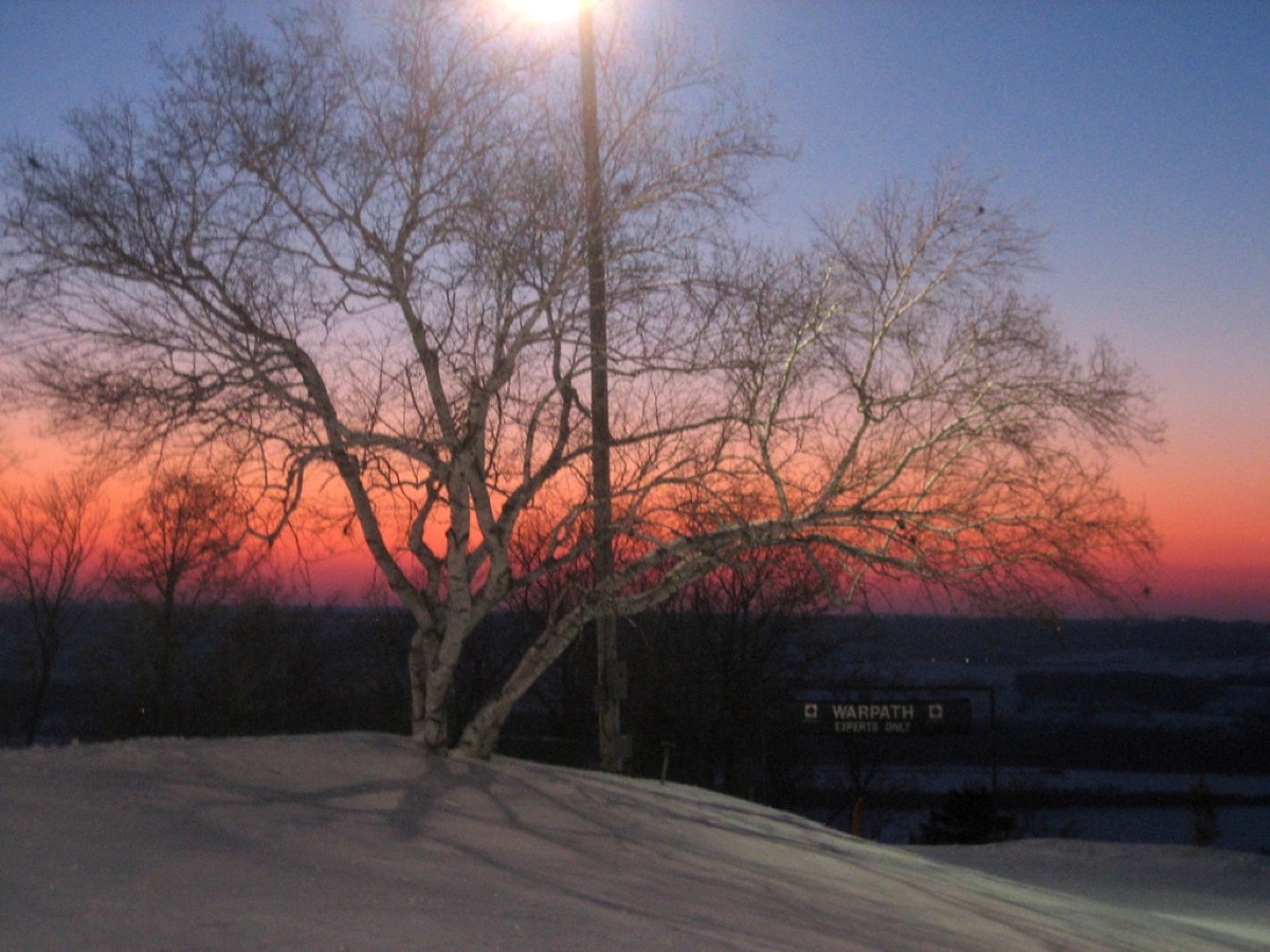 Un snowboardeur sur une montagne