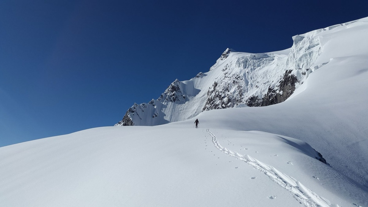 積雪山峰與 hiking 路徑