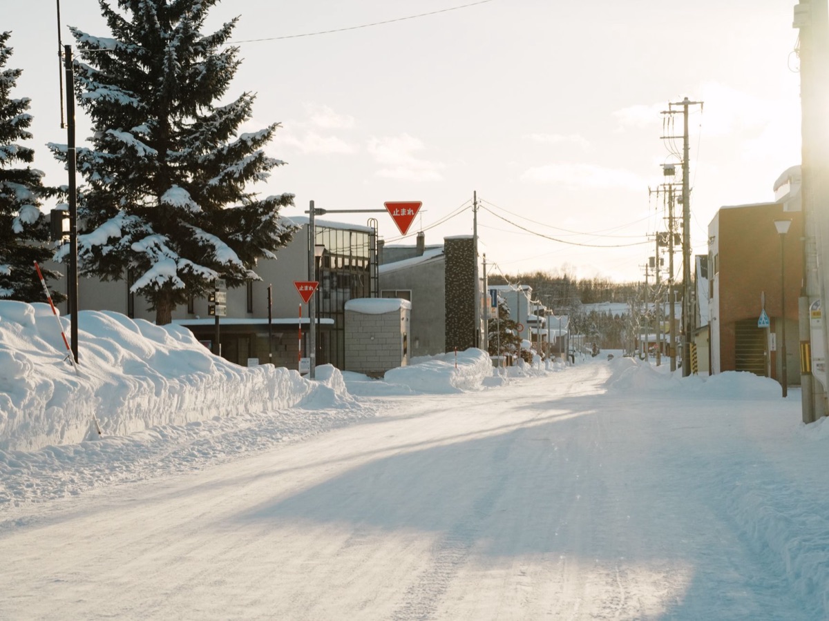trilha nevada em uma montanha em hokkaido