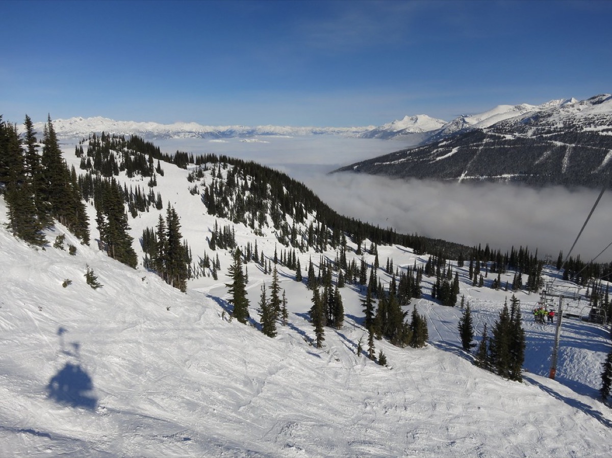 un snowboardiste dans un vallon alpin