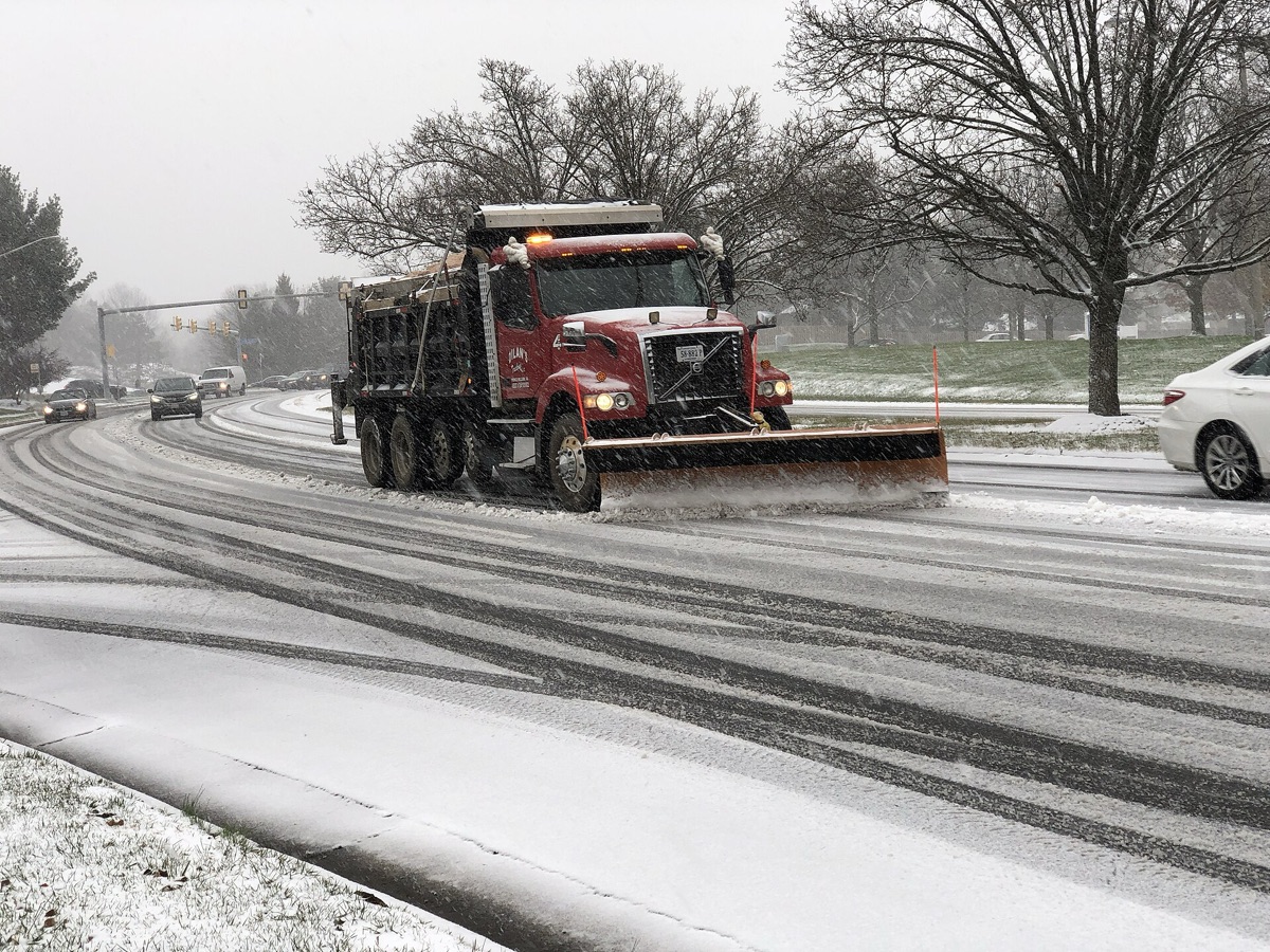 sneeuwstraat met sneeuwschoep