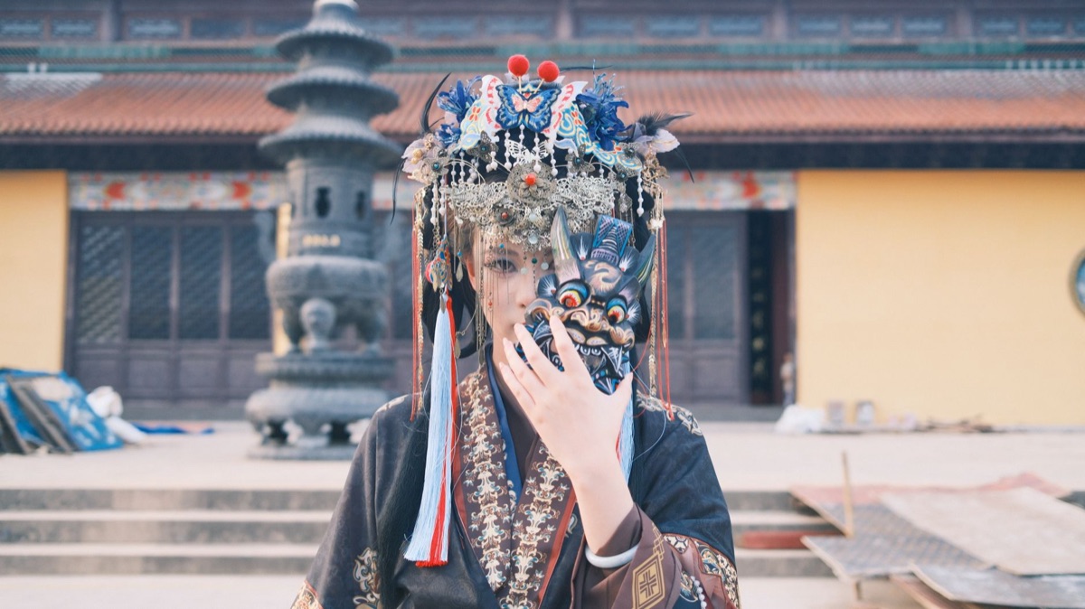 Ainือ ceremonial mask with traditional patterns