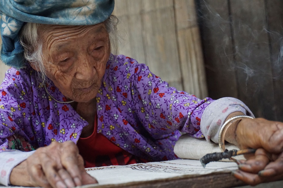 Un anziano Ainu con strumenti tradizionali
