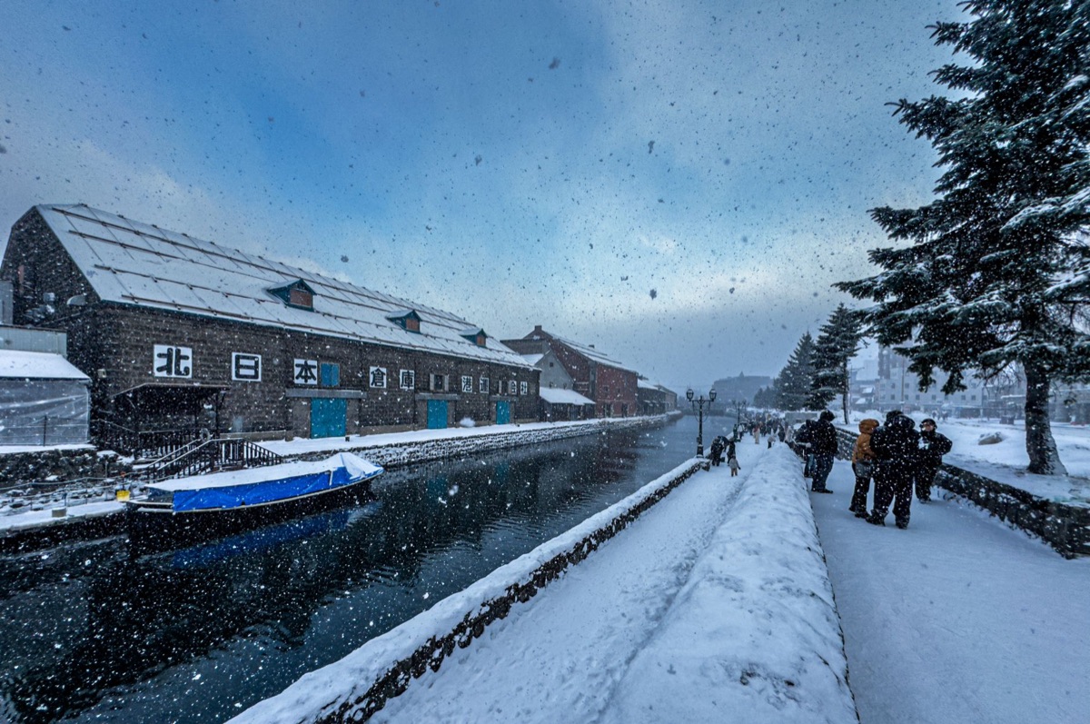 アイヌの伝統的な着装と雪の風景