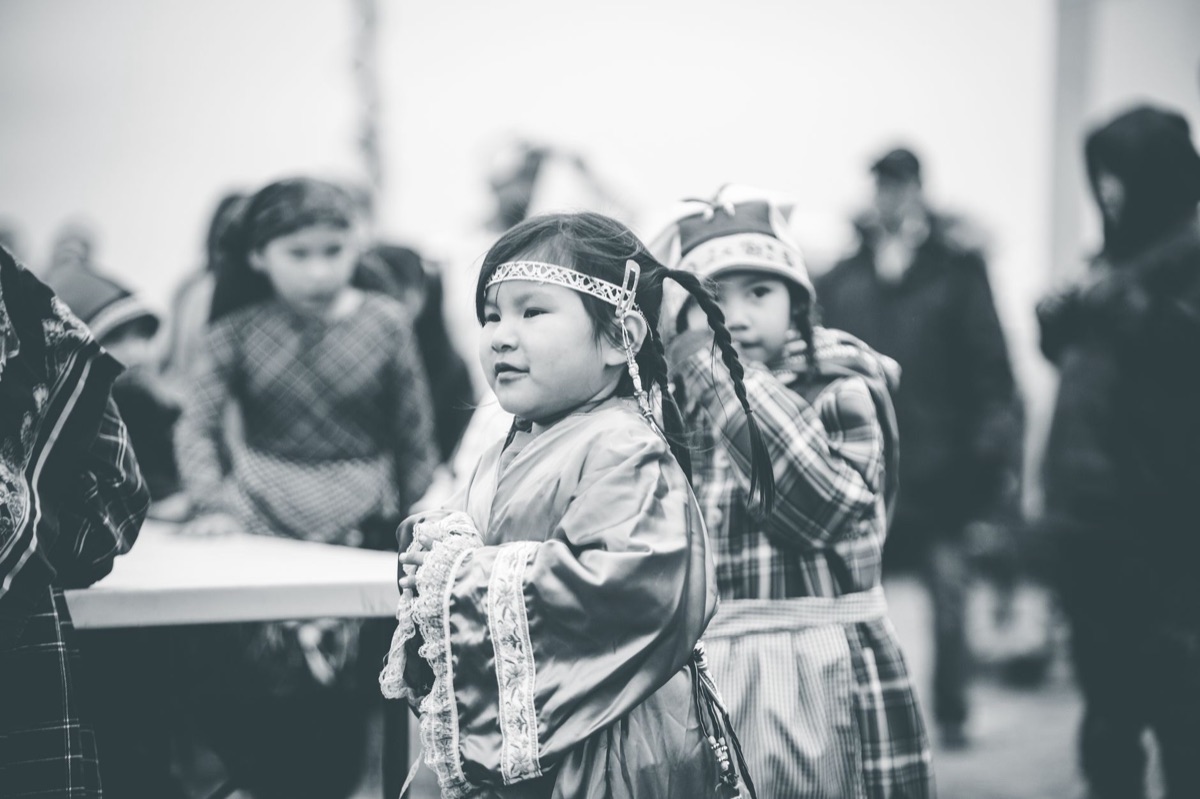 idoso ainu com sombrero e robe tradicional