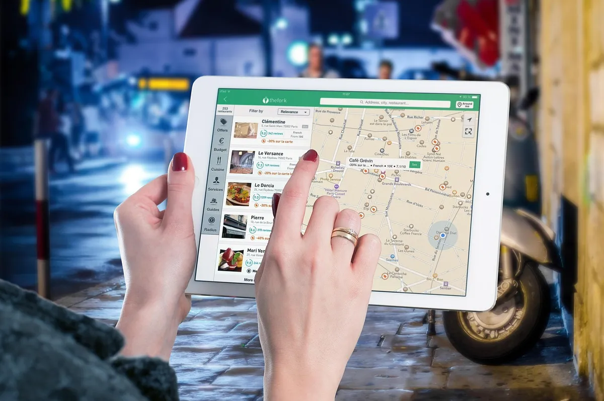 iPad、地図、タブレット、インターネット、スクリーン、マルチメディア、情報、レストラン、ナビゲーション、マックアップ、アプリ、旅行、旅、都市、ガイド、アップル、アプリ、タッチスクリーン