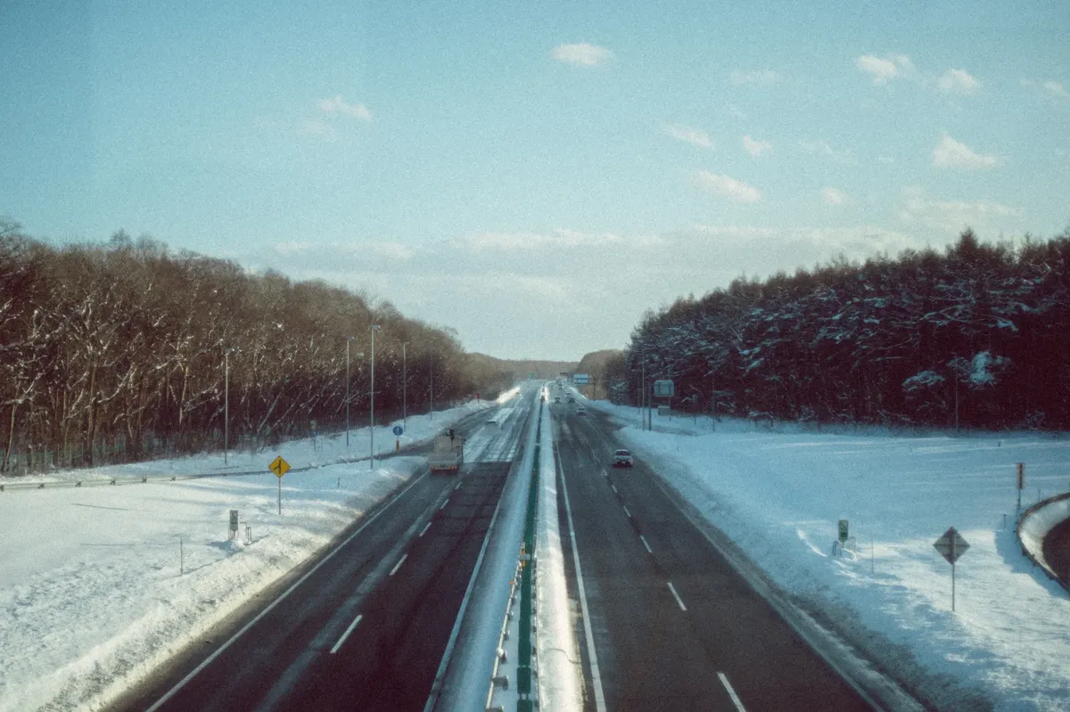 北海道日本雪覆公路，呈現寧靜的冬季風景與平和的旅行氛圍